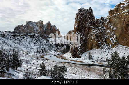 In inverno la neve, smith rock, Oregon Foto Stock