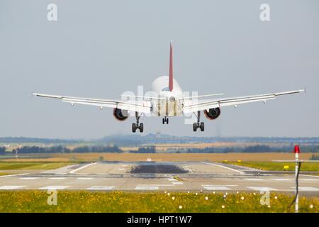 È in aereo atterrando all'aeroporto Foto Stock