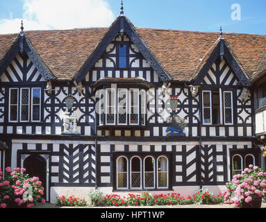 Il cortile del XVI secolo Lord Leycester Hospital, High Street, Warwick, Warwickshire, Inghilterra, Regno Unito Foto Stock