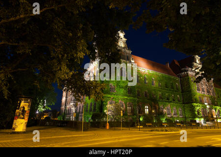 Muzeum Narodowe di notte. Wroclaw, Polonia. Essa detiene una delle più grandi collezioni di arte contemporanea nel paese. Foto Stock