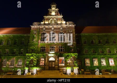 Muzeum Narodowe di notte. Wroclaw, Polonia. Essa detiene una delle più grandi collezioni di arte contemporanea nel paese. Foto Stock