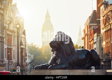 London street presso il sunrise. Vista da Trafalgar Square al Big Ben al sunrise. Foto Stock