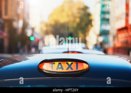 London black taxi segno sulla street, Regno Unito Foto Stock