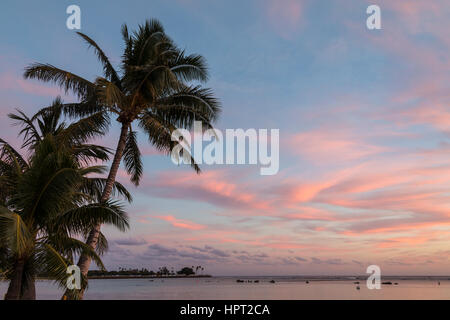 Una vista dalla spiaggia di Ala Moana Beach Park durante il tramonto. Foto Stock