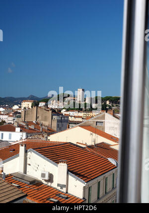 Cannes Francia Riviera francese vista sul tetto del tetto di tegole e la città vecchia Foto Stock