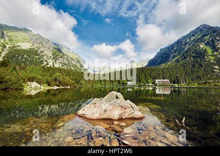 Lago di montagna nel Parco nazionale dei Tatra. Popradske pleso, Slovacchia Foto Stock