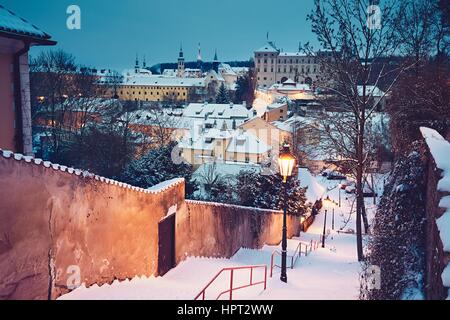 Incredibile inverno mattina nella città. Tetti di vecchie case coperte da neve. La parte storica di Praga nella Repubblica Ceca. Foto Stock
