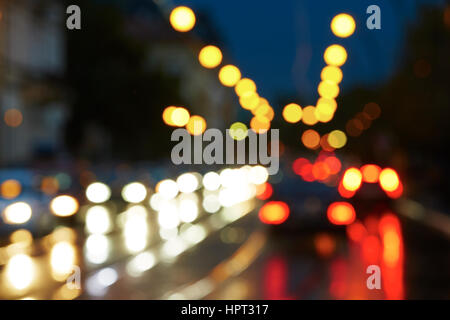 Di notte le luci del traffico della città Foto Stock