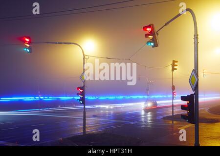 Salvataggio delle luci auto in azione a la notte - Praga, Repubblica Ceca Foto Stock