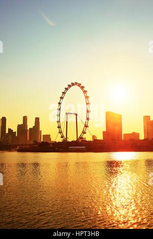 Skyline di Singapore al tramonto. Foto Stock