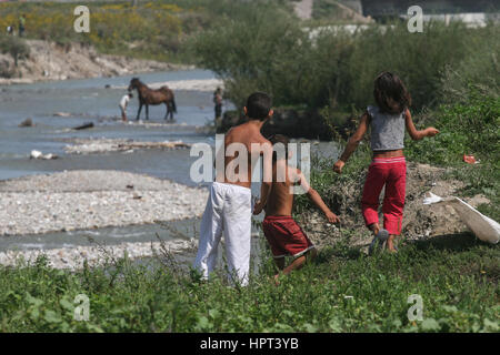 Tarlungeni, Brasov, Romania, Agosto 22, 2009: Zingari bambini stanno giocando sul fiume. Foto Stock