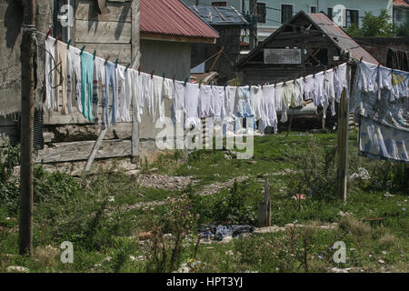 Tarlungeni, Brasov, Romania, Agosto 22, 2009: servizio lavanderia a secco nel cortile di una famiglia zingara. Foto Stock