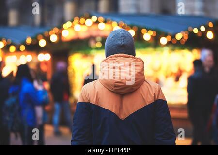 Giovane uomo nel mercato di natale, Vienna, Austria Foto Stock