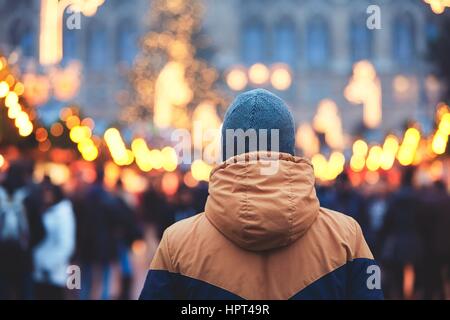 Giovane uomo nel mercato di natale, Vienna, Austria Foto Stock