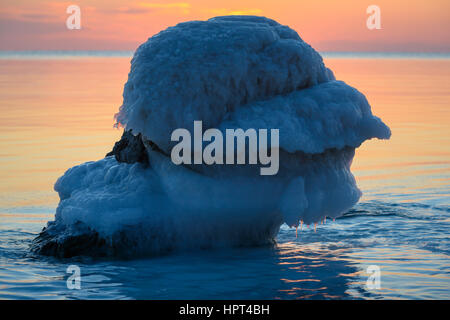 Coperto con pietra di ghiaccio nella forma del casco durante il tramonto,, Sakhalin in Russia Foto Stock