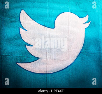 Cento, Italia, 19 feb 2017: icona Twitter dipinta su uno sfondo blu la parte di parete di una sfilata galleggiante a carnevale di Cento Foto Stock