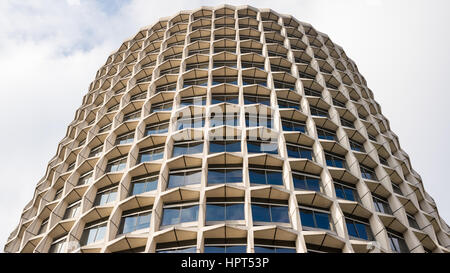 Il Consiglio per la ricerca medica del centro conferenze e sede di Richard Seifert progettato Il Grade ii Listed è un edificio a uno Kemble Street London Foto Stock