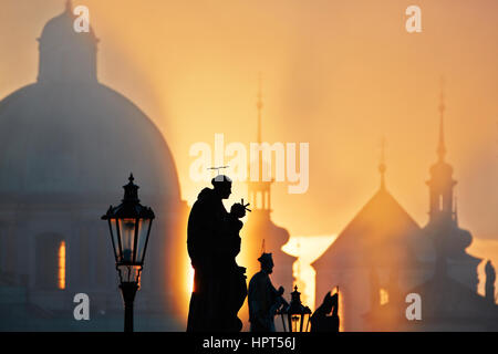 Autunno mattina - Statue sul Ponte Carlo a Praga Repubblica Ceca Foto Stock