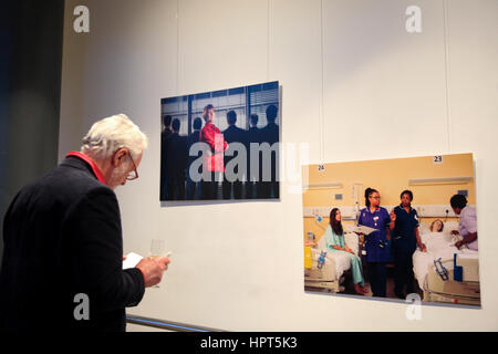 Municipio di Londra, Regno Unito. Il 23 febbraio, 2017. Valutazione guarda le fotografie di Leonora Saunders. In vista della Giornata internazionale della donna il prossimo mese il sindaco di Londra Sadiq Khan lancia "identica ma differenti" mostra fotografica, presso il Municipio di Londra per celebrare la diversità di tutte le donne che lavorano nel regno Unito oggi - per condividere le storie di donne le cui voci sono raramente ascoltato. La mostra dura fino a venerdì 10 marzo, compresa la Giornata internazionale della donna (8 marzo). Credito: Dinendra Haria/Alamy Live News Foto Stock