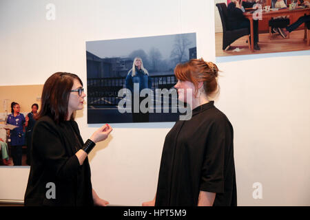 Municipio di Londra, Regno Unito. Il 23 febbraio, 2017. Kathryn Nawrockyi e Leonora Saunders. In vista della Giornata internazionale della donna il prossimo mese il sindaco di Londra Sadiq Khan lancia "identica ma differenti" mostra fotografica, presso il Municipio di Londra per celebrare la diversità di tutte le donne che lavorano nel regno Unito oggi - per condividere le storie di donne le cui voci sono raramente ascoltato. La mostra dura fino a venerdì 10 marzo, compresa la Giornata internazionale della donna (8 marzo). Credito: Dinendra Haria/Alamy Live News Foto Stock