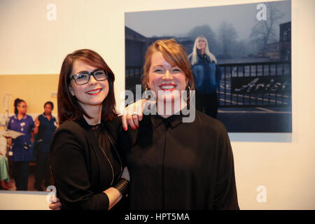 Municipio di Londra, Regno Unito. Il 23 febbraio, 2017. Kathryn Nawrockyi e Leonora Saunders. In vista della Giornata internazionale della donna il prossimo mese il sindaco di Londra Sadiq Khan lancia "identica ma differenti" mostra fotografica, presso il Municipio di Londra per celebrare la diversità di tutte le donne che lavorano nel regno Unito oggi - per condividere le storie di donne le cui voci sono raramente ascoltato. La mostra dura fino a venerdì 10 marzo, compresa la Giornata internazionale della donna (8 marzo). Credito: Dinendra Haria/Alamy Live News Foto Stock