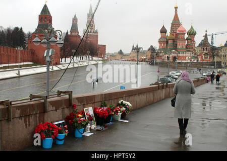 Mosca, Russia. Il 21 febbraio, 2017. Fiori in blu le benne, candele e foto può essere visto sul sito di opposizione dove gli stati Boris Nemtsov è stato ucciso il 27 febbraio 2015 a Mosca, in Russia, 21 febbraio 2017. Più uomini faccia prova oltre l omicidio di Putin oppositore vicino al Kreml. Le circostanze sono ancora poco chiari. Foto: Claudia Thaler/dpa/Alamy Live News Foto Stock