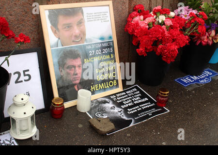 Mosca, Russia. Il 21 febbraio, 2017. Fiori in blu le benne, candele e foto può essere visto sul sito di opposizione dove gli stati Boris Nemtsov è stato ucciso il 27 febbraio 2015 a Mosca, in Russia, 21 febbraio 2017. Più uomini faccia prova oltre l omicidio di Putin oppositore vicino al Kreml. Le circostanze sono ancora poco chiari. Foto: Claudia Thaler/dpa/Alamy Live News Foto Stock