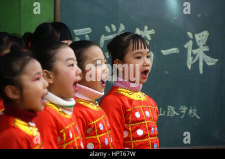 Febbraio 13, 2017 - Hefei, Hefei, Cina - Hefei, Cina-Febbraio 13 2017: (solo uso editoriale. Cina fuori) ..gli studenti indossando tradizionali abiti cinesi recitare poesie cinesi in classe in una scuola primaria a Hefei, Cina orientale della provincia di Anhui, Febbraio 13th, 2017, segnando l inizio di un nuovo semestre. (Credito Immagine: © SIPA Asia via ZUMA filo) Foto Stock