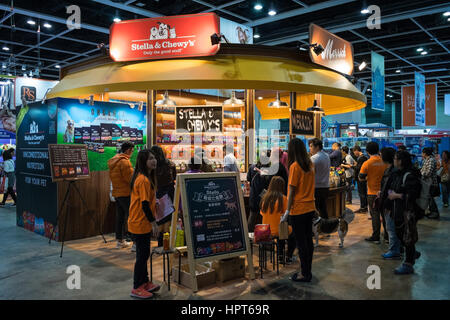 I clienti che acquistano alimenti per animali domestici a expo cabine a hong kong il pet show 2017 a Hong Kong, Cina. Foto Stock