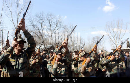 Srinagar Kashmir. Il 23 febbraio, 2017. Indian Army Men salutare il collega dell'esercito indiano soldato Ghulam Mohi Ud Din piuttosto che è stato ucciso in giovedì l'attacco, durante il suo funerale a Panjpora villaggio, a sud di Srinagar Credito: Sofi Suhail/Alamy Live News Foto Stock