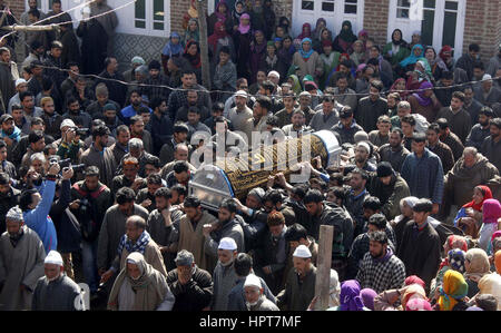 Srinagar Kashmir. Il 23 febbraio, 2017. Del Kashmir . Gli abitanti di un villaggio del Kashmir portano il corpo dell esercito indiano soldato Ghulam Mohi Ud Din piuttosto che è stato ucciso in giovedì l'attacco, durante il suo funerale a Panjpora villaggio, a sud di Srinagar Credito: Sofi Suhail/Alamy Live News Foto Stock