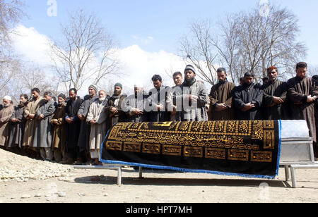 Srinagar Kashmir. Il 23 febbraio, 2017. Gli abitanti di un villaggio del Kashmir pregare il corpo dell esercito indiano soldato Ghulam Mohi Ud Din piuttosto che è stato ucciso in giovedì l'attacco, durante il suo funerale a Panjpora villaggio, a sud di Srinagar Credito: Sofi Suhail/Alamy Live News Foto Stock