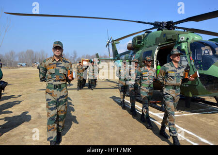 Srinagar Kashmir. Il 23 febbraio, 2017. Indiano esercito di soldati portare il corpo del loro collega un soldato Ghulam Mohi Ud Din piuttosto che è stato ucciso in giovedì l'attacco, durante il suo funerale a Panjpora villaggio, a sud di Srinagar Credito: Sofi Suhail/Alamy Live News Foto Stock