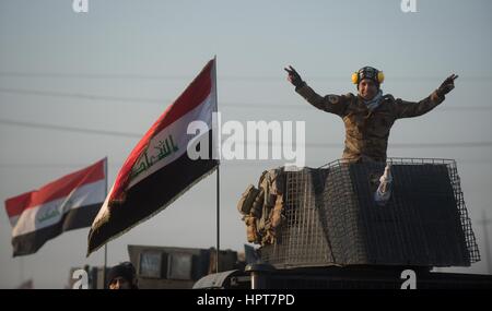 Mosul, Iraq. Il 23 febbraio, 2017. Irachena forze speciali militari onde da un convoglio in direzione di La frontline come l'iraq governo continua a catturare il territorio dalla ISIS Febbraio 23, 2017 a Mosul, Iraq. Le forze irachene sono spostati in western Mosul assumendo il pieno controllo dell'aeroporto internazionale sul bordo sudoccidentale della città. Credito: Planetpix/Alamy Live News Foto Stock