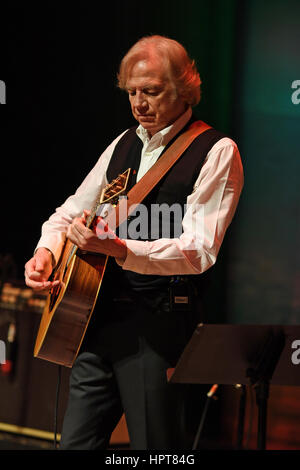 Fort Lauderdale, Florida, Stati Uniti d'America. Il 23 febbraio, 2017. Justin Hayward esegue presso il Centro Broward il 23 febbraio 2017 a Fort Lauderdale, Florida. Credito: Mpi04/media/punzone Alamy Live News Foto Stock