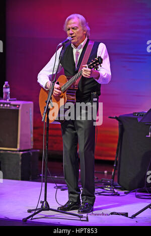 Fort Lauderdale, Florida, Stati Uniti d'America. Il 23 febbraio, 2017. Justin Hayward esegue presso il Centro Broward il 23 febbraio 2017 a Fort Lauderdale, Florida. Credito: Mpi04/media/punzone Alamy Live News Foto Stock