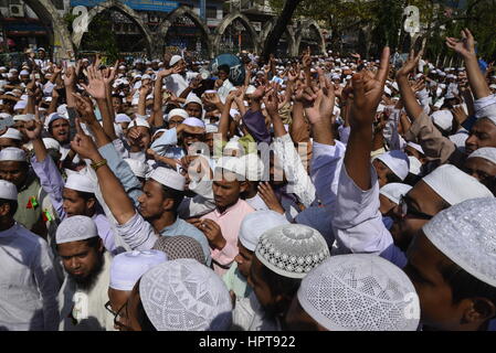 Dacca in Bangladesh. 24 Febbraio, 2017. Gli attivisti del Hefajate Islam partito Bangladesh stanno prendendo parte a una protesta dopo la preghiera del venerdì a Dhaka, nel Bangladesh, il 24 febbraio 2017. Centinaia di sostenitori di un hard-line Bangladesh gruppo islamista inscenato proteste febbraio 24 chiamando per la statua della dea greca installata presso la Corte Suprema per essere distrutte o rimosse. Credito: Mamunur Rashid/Alamy Live News Foto Stock