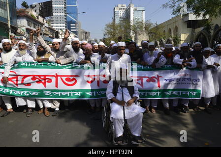 Dacca in Bangladesh. 24 Febbraio, 2017. Gli attivisti del Hefajate Islam partito Bangladesh stanno prendendo parte a una protesta dopo la preghiera del venerdì a Dhaka, nel Bangladesh, il 24 febbraio 2017. Centinaia di sostenitori di un hard-line Bangladesh gruppo islamista inscenato proteste febbraio 24 chiamando per la statua della dea greca installata presso la Corte Suprema per essere distrutte o rimosse. Credito: Mamunur Rashid/Alamy Live News Foto Stock