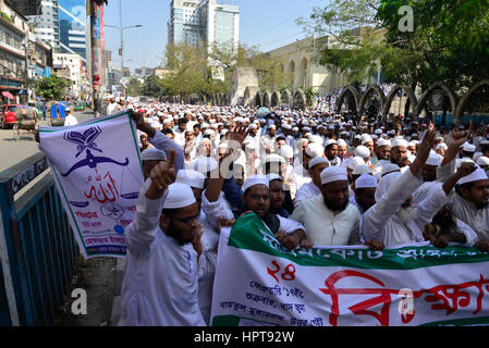 Dacca in Bangladesh. 24 Febbraio, 2017. Gli attivisti del Hefajate Islam partito Bangladesh stanno prendendo parte a una protesta dopo la preghiera del venerdì a Dhaka, nel Bangladesh, il 24 febbraio 2017. Centinaia di sostenitori di un hard-line Bangladesh gruppo islamista inscenato proteste febbraio 24 chiamando per la statua della dea greca installata presso la Corte Suprema per essere distrutte o rimosse. Credito: Mamunur Rashid/Alamy Live News Foto Stock