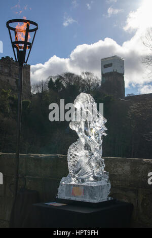 Durham City, Regno Unito. 24 Febbraio, 2017. Mermaid sculture di ghiaccio sul ponte Framwellgate come parte del fuoco e del ghiaccio Festival Credito: Vivien Kent/Alamy Live News Foto Stock