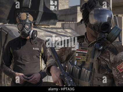 A Mosul, governatorato di Ninive, Iraq. Il 23 febbraio, 2017. Soldati dell'esercito iracheno in una maschera antigas preparativi per la battaglia contro ISIS nelle strade di Mosul. Credito: Berci Feher/ZUMA filo/Alamy Live News Foto Stock