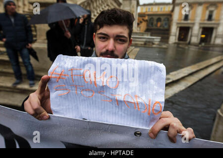 Roma, Italia. 24 Febbraio, 2017. Come Roma football club tifosi tenere un rally in piazza del Campidoglio per protestare contro i funzionari della città oltre a lungo ritardata dei piani per un nuovo stadio. Roma patrimonio della soprintendenza dichiarare la proposta di stadium sito come sito di "storico valore architettonico". Credito: Giuseppe Ciccia/Alamy Live News Foto Stock