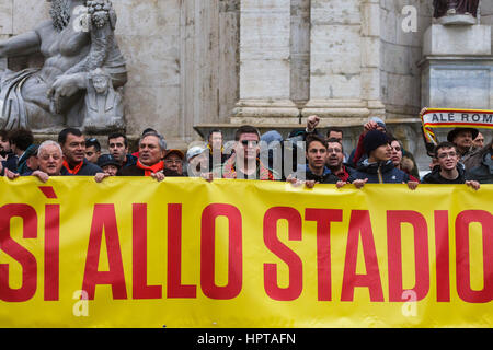 Roma, Italia. 24 Febbraio, 2017. Come Roma football club tifosi tenere un rally in piazza del Campidoglio per protestare contro i funzionari della città oltre a lungo ritardata dei piani per un nuovo stadio. Roma patrimonio della soprintendenza dichiarare la proposta di stadium sito come sito di "storico valore architettonico". Credito: Giuseppe Ciccia/Alamy Live News Foto Stock