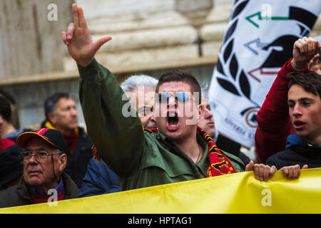 Roma, Italia. 24 Febbraio, 2017. Come Roma football club tifosi tenere un rally in piazza del Campidoglio per protestare contro i funzionari della città oltre a lungo ritardata dei piani per un nuovo stadio. Roma patrimonio della soprintendenza dichiarare la proposta di stadium sito come sito di "storico valore architettonico". Credito: Giuseppe Ciccia/Alamy Live News Foto Stock