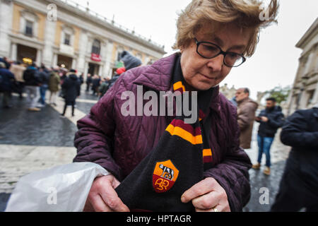 Roma, Italia. 24 Febbraio, 2017. Come Roma football club tifosi tenere un rally in piazza del Campidoglio per protestare contro i funzionari della città oltre a lungo ritardata dei piani per un nuovo stadio. Roma patrimonio della soprintendenza dichiarare la proposta di stadium sito come sito di "storico valore architettonico". Credito: Giuseppe Ciccia/Alamy Live News Foto Stock