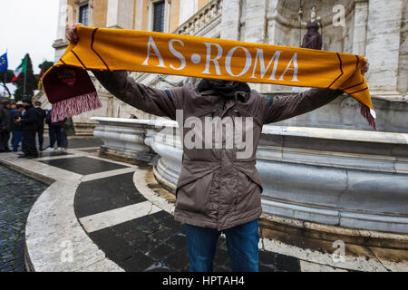 Roma, Italia. 24 Febbraio, 2017. Come Roma football club tifosi tenere un rally in piazza del Campidoglio per protestare contro i funzionari della città oltre a lungo ritardata dei piani per un nuovo stadio. Roma patrimonio della soprintendenza dichiarare la proposta di stadium sito come sito di "storico valore architettonico". Credito: Giuseppe Ciccia/Alamy Live News Foto Stock