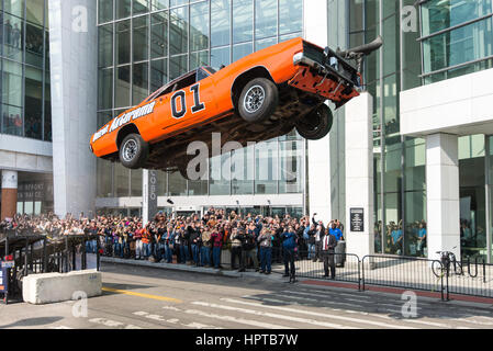 Detroit, STATI UNITI D'AMERICA. 24 Febbraio, 2017. Il Generale Lee auto, un Dodge Charger dai duchi di Hazzard show televisivo, airborn in un salto acrobatico, nella parte anteriore del Centro di Cobo, al Detroit Autorama hot rod show. Credito: Steve Lagreca/Alamy Live News. Foto Stock