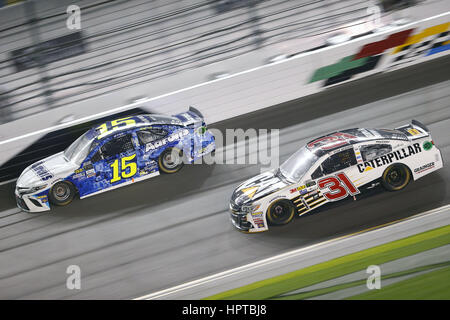 Daytona Beach, Florida, Stati Uniti d'America. Il 23 febbraio, 2017. Febbraio 23, 2017 - Daytona Beach, Florida, Stati Uniti d'America: Michael Waltrip (15) e Ryan Newman (31) battaglia per la posizione durante la Can-Am duelli al Daytona International Speedway di Daytona Beach, Florida. Credito: Justin R. Noe Asp Inc/ASP/ZUMA filo/Alamy Live News Foto Stock