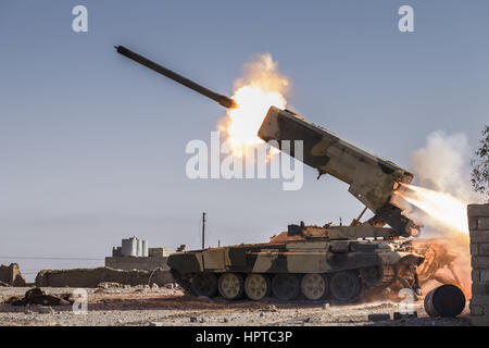 A Mosul, governatorato di Ninive, Iraq. Il 23 febbraio, 2017. Un esercito iracheno rocket launcher lancia un razzo a Mosul. Credito: Berci Feher/ZUMA filo/Alamy Live News Foto Stock