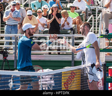 Delray Beach, Palm Beach County, noi. 24 Febbraio, 2017. Quinto-seeded American tennis pro STEVE JOHNSON (sinistra) stringe la mano al netto con il terzo-seeded americano jack calzino sulla corte durante la Delray Beach Open ATP World Tour quarto round finale a Delray Beach Tennis Center. Il calzino sconfitto Johnson 6-4, 7-6. Credito: Arnold Drapkin/ZUMA filo/Alamy Live News Foto Stock